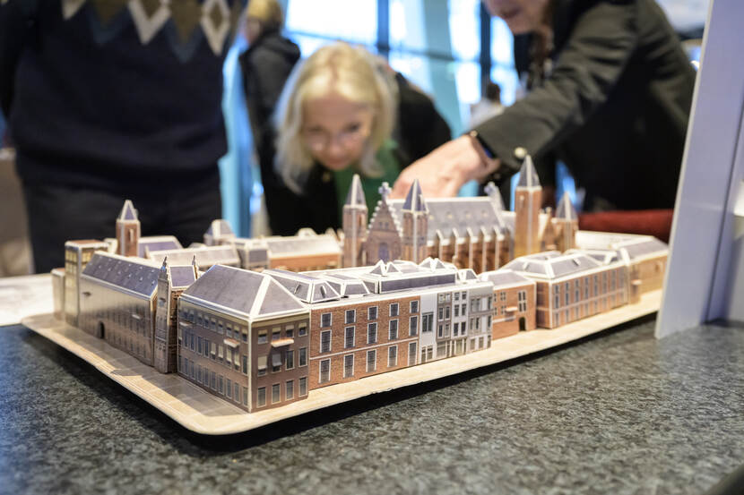 Bezoekers bekijken een 3D-model van het Binnenhof