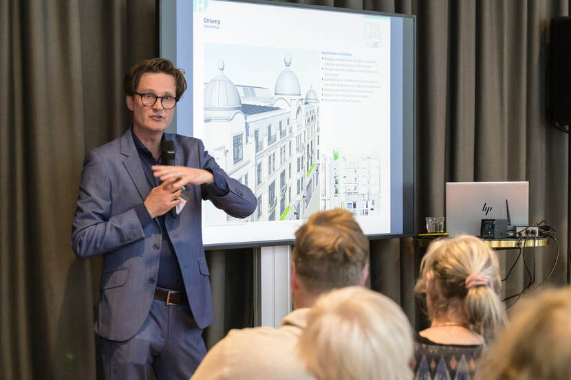 Architecten Camiel Berns tijdens zijn presentatie over het voormalig Hotel Central