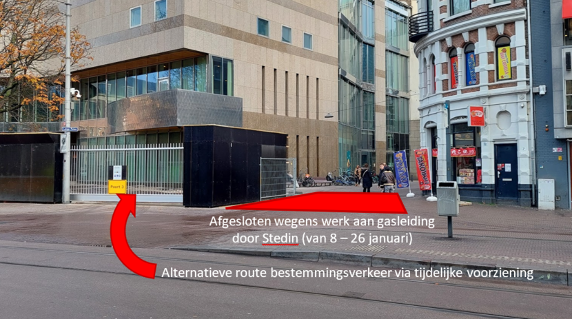 Foto van de Lange Poten vanaf het Spui. In rood is aangegeven waar Stedin gaat werken aan de gasleiding. Met een pijl is de alternatieven route voor bestemmingsverkeer aangegeven.