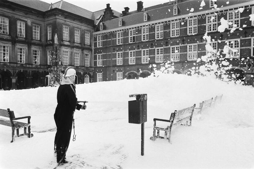 Brandweerman sputi schuim van het Binnenhof tijdens actie in 1983