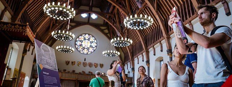 Bezoekers nemen foto's in de Ridderzaal op Open Monumentendag Binnenhof 2023