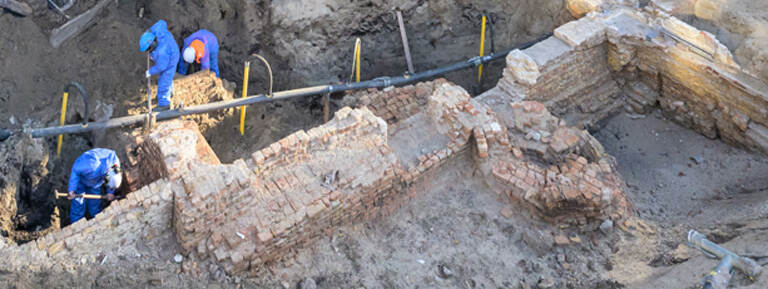 Archeologen aan het werk bij de resten van de Spuipoort op de Hofplaats