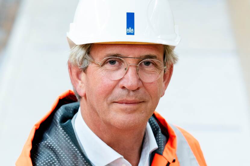 Programmadirecteur Peter van Leeuwen met bouwhelm