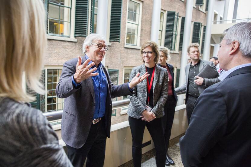 Marc van Roosmalen in gesprek met anderen op het Binnenhof