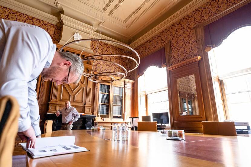 Bouke Wolbrink in de fractiekamer van de VVD in de Eerste Kamer