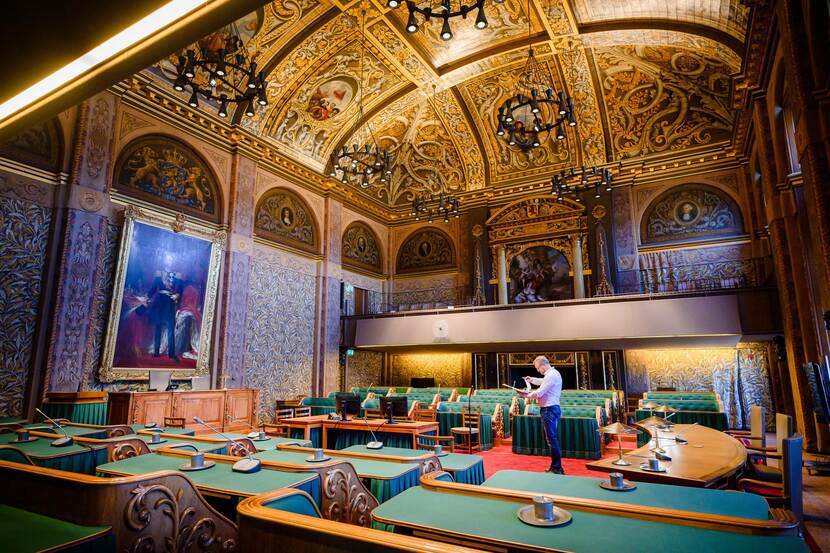 Bouke Wolbrink van B. Wolbrink Bouwadvies & bouwbegeleiding doet onderzoek in de plenaire zaal van de Eerste Kamer