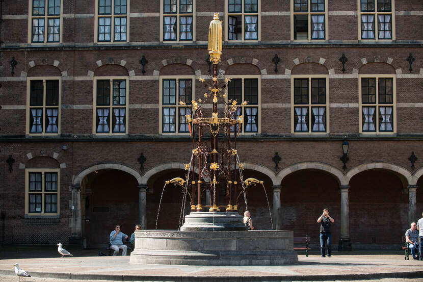 De Binnenhoffontein met op de achtergrond dagjesmensen op het Opperhof