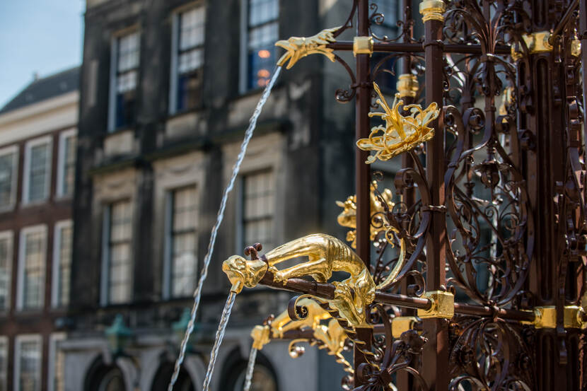 De Binnenhoffontein in Den Haag met stralen water