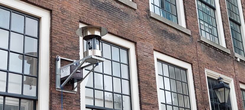 Robotic Total Station op een muur van het Binnenhof