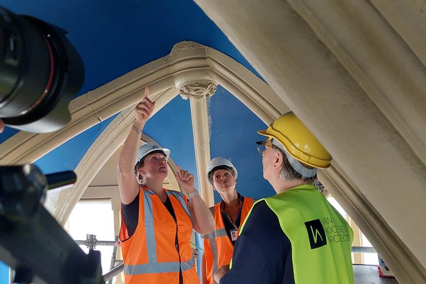 De drie kleurenonderzoek op de steiger bij het plafond van het trappenhuis