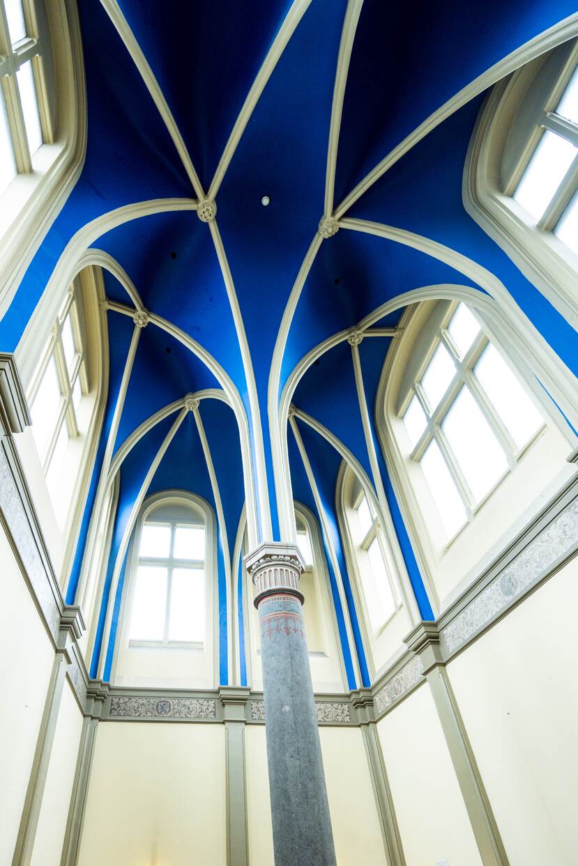 Het blauwe plafond van het trappenhuis in gebouw Justitie voor de renovatie