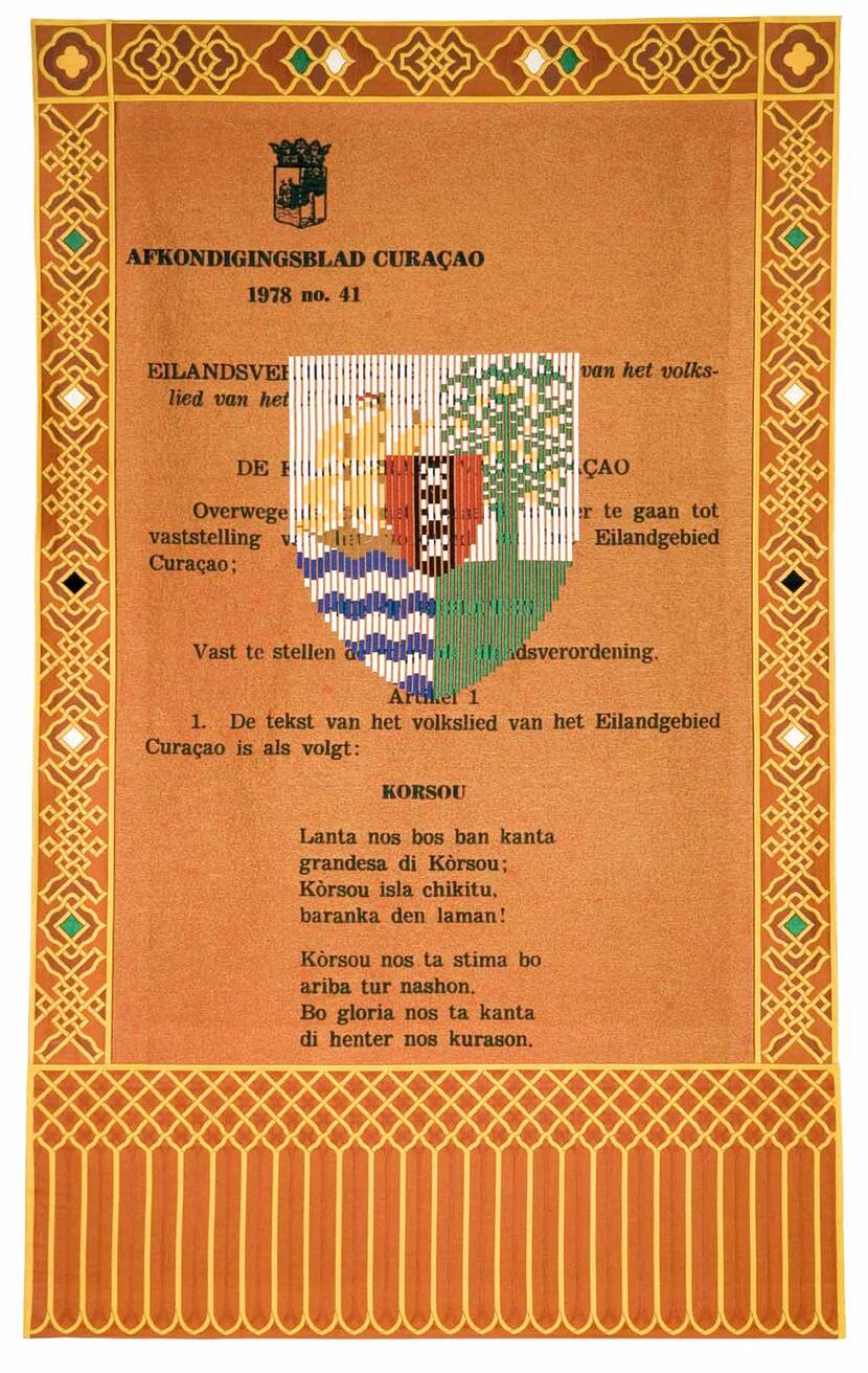 Wandkleed met het wapen van Curaçao en tekst van het Curaçaose volkslied Himno die Kòrsou.