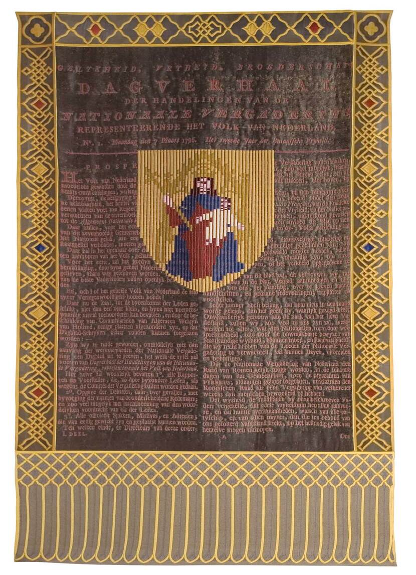 Wandkleed met het wapen van Drenthe waarop een schild met Maria en kind te zien is, en de tekst “Bataafse Republiek (1795)”