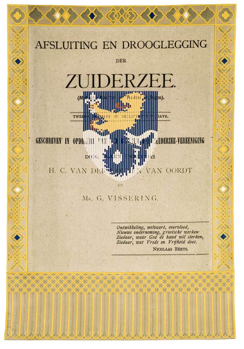 Wandkleed met het wapen van Flevoland (een zeeleeuw die zich aan het water ontworstelt) en tekst “Zuiderzeewet (1918)”