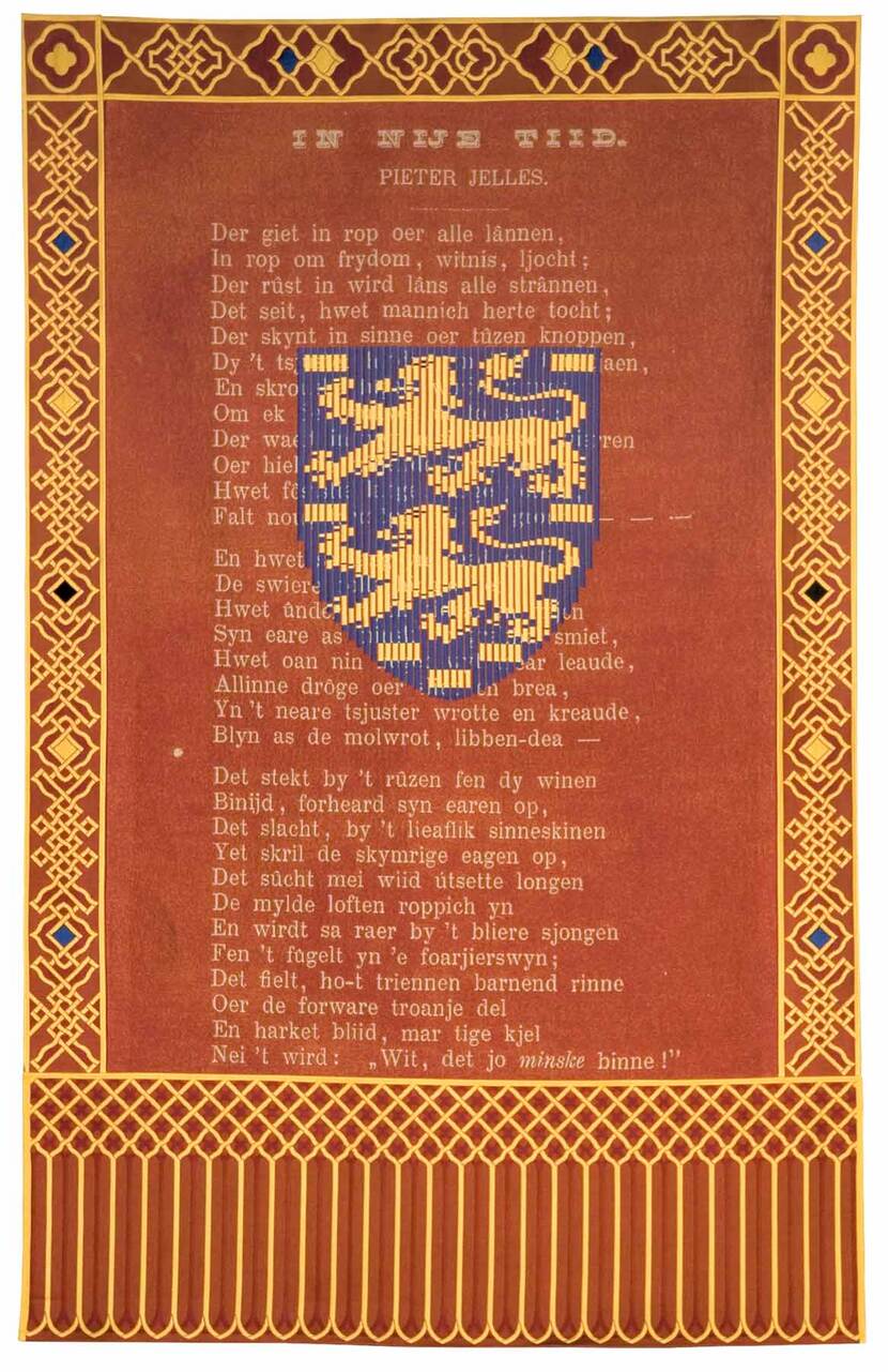 Wandkleed met het wapen van Friesland met daarop twee leeuwen en tekst “In Nije tijd, Pieter Jelles Troelstra (1890)”