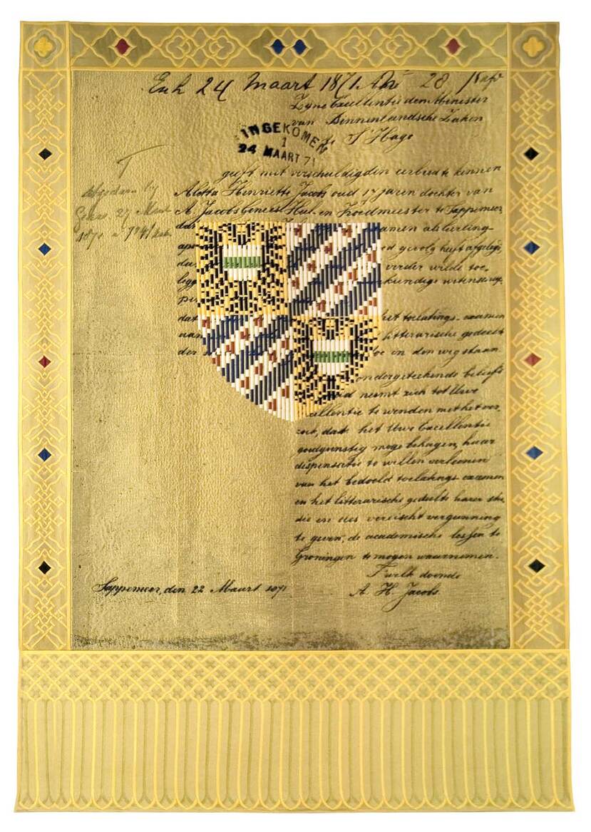 Wandkleed met het wapen van Groningen (pompebladen en dubbelkoppige adelaar) en tekst “Verzoekschrift Aletta Jacobs (1871)”