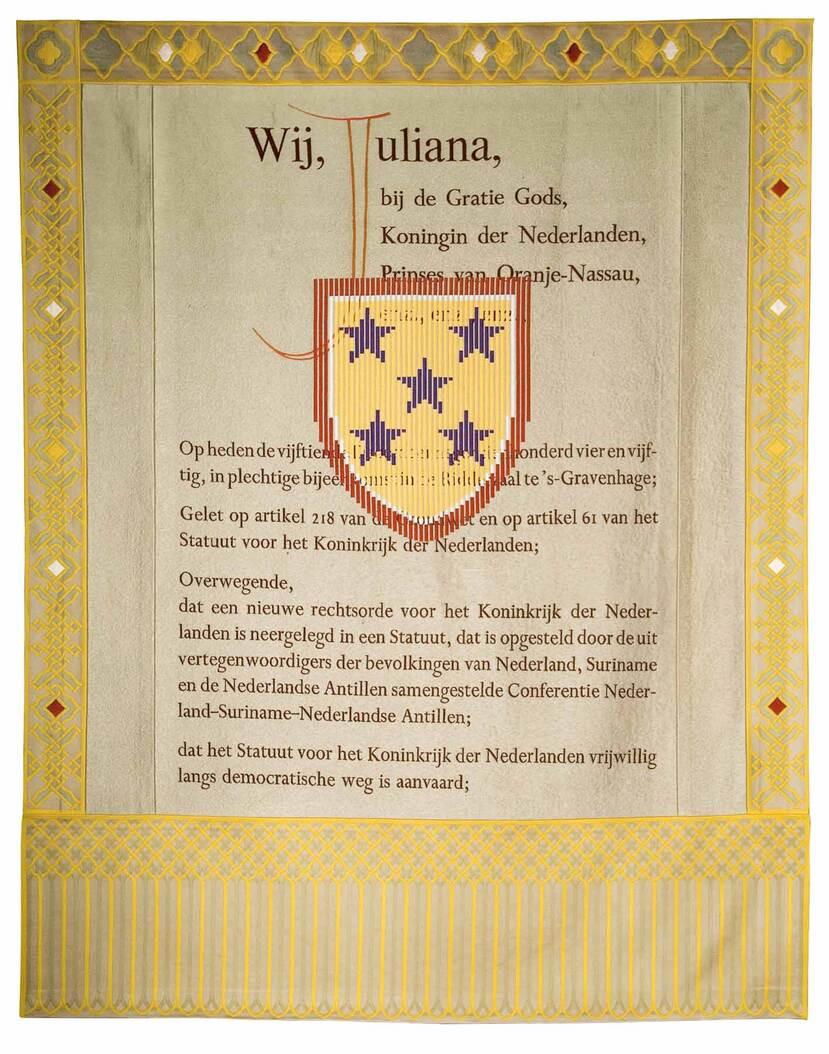 Wandkleed Nederlandse Antillen met wapen van de Antillen en “Statuut van het Koninkrijk der Nederlanden"