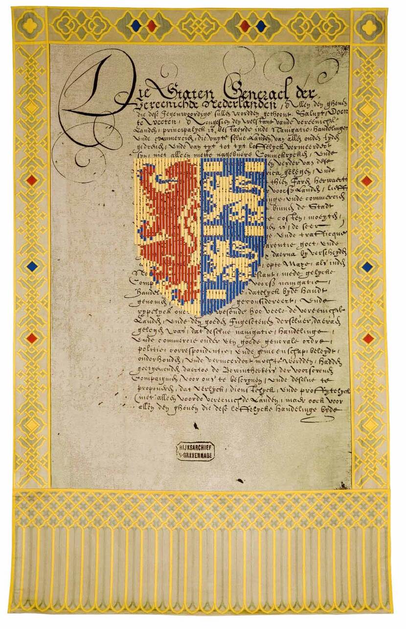 Wandkleed met een rode en twee gouden leeuwen op het wapen van Noord-Holland. De tekst daaronder is de oprichtingsakte van de Verenigde Oost-Indische Compagnie (VOC) uit 1602
