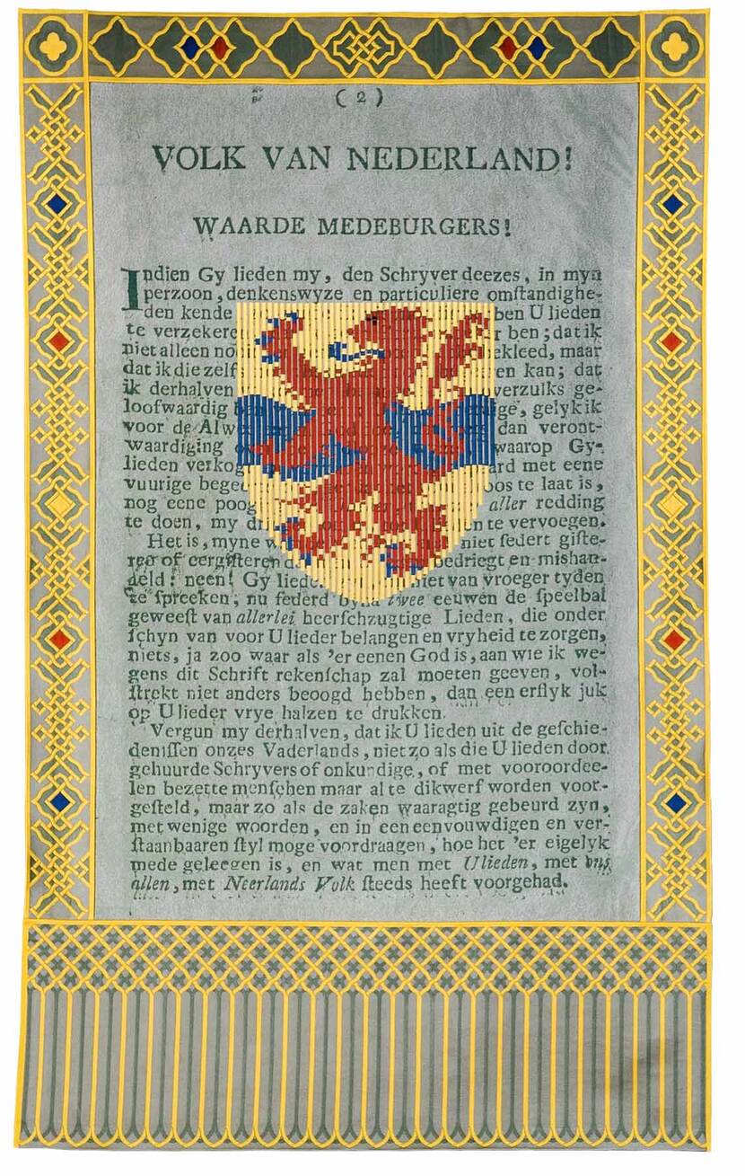 Wandkleed met het wapen van Overijssel (met daarop een leeuw) en de tekst van “Pamflet aan het Volk (1781)”