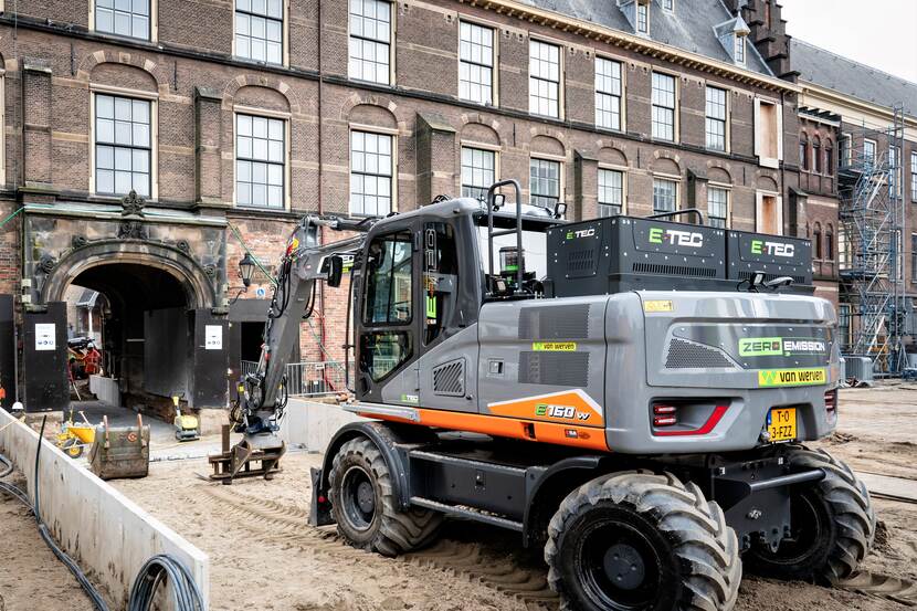 Elektrische graafmachine voor de Stadhouderspoort bij het Binnenhof